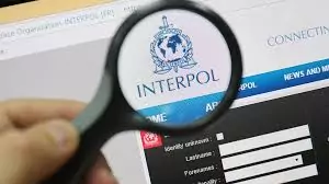 Comment savoir si je suis sur Interpol?